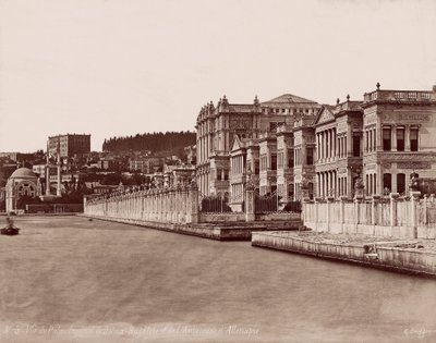 Dolmabahçe Paleis en Duitse Ambassade door Guillaume Berggren