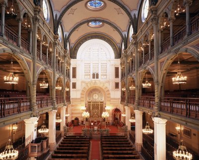 Interieur van de Synagoge van Rue des Tournelles gebouwd in 1866 - 1867. Architect: Varrollier. Ingenieur: Gustave Eiffel in Parijs door Gustave Eiffel