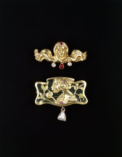 Een Art Nouveau broche door Gustave-Roger Sandoz, en een Art Nouveau broche gevormd met plique-à-jour en een parel, goudkleurige broche en edelstenen, ca. 1900 door Gustave Roger Sandoz