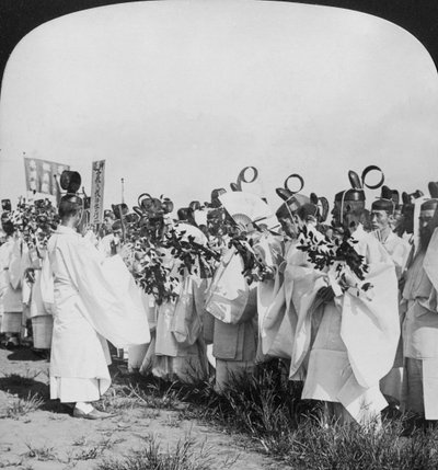 Shinto-priesters in een begrafenisstoet voor Hitachi Maru-slachtoffers, Tokio, Japan, 1905 door H. C. White