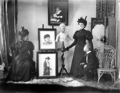 Hannah Maynard en kleinzoon Maynard MacDonald, hij is ook het standbeeld, ca. 1895 (zwart-wit foto) door Hannah Maynard