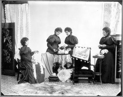 Meervoudige belichting van Hannah Maynard - twee die thee drinken, één die een streng katoen vasthoudt, één die het tot een bal oprolt, ca. 1895 (zwart-wit foto) door Hannah Maynard