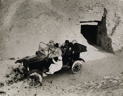 Eerste Bezoek van Lord Carnarvon aan de Vallei der Koningen door Harry Burton