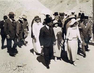 De koningin van de Belgen (midden vooraan) Lord Allenby (uiterst links) en Lady Allenby naderen de ingang van het graf van Toetanchamon, Vallei der Koningen door Harry Burton