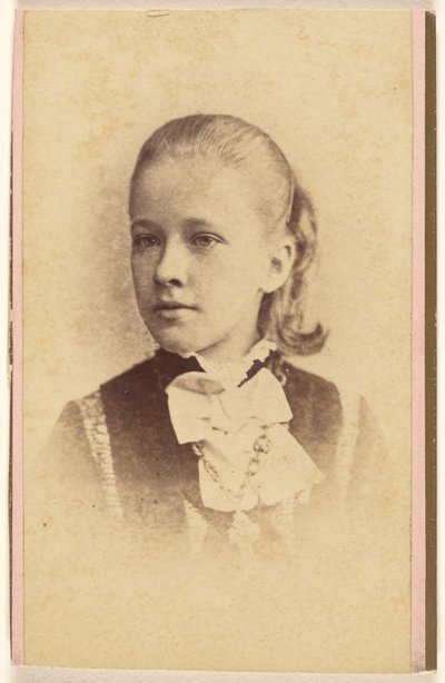 [Ongeïdentificeerd jong meisje, afgedrukt in vignetstijl]. door Hastings and White and Fisher