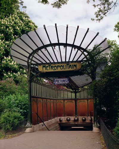 Toegang tot de Metro Porte Dauphine, ontworpen door Hector Guimard (1867-1942) door Hector Guimard