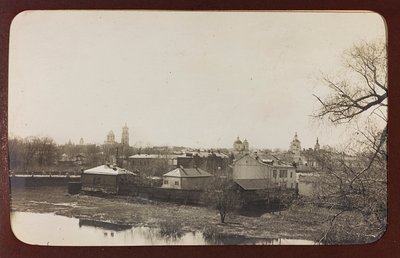 Eerste Wereldoorlog: Oekraïne in de jaren 1914-1916 tijdens de invasie van het Duitse leger. Uitzicht op Sumy door Heldenfriedhof Dsessentniki (attr. to)