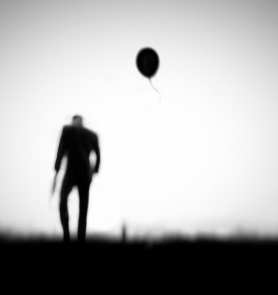 Man en een wegdrijvende ballon door Hengki Lee