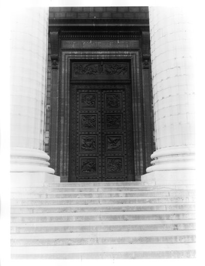 Uitzicht op de deur van La Madeleine bestaande uit acht reliëfpanelen met de Decaloog en scènes uit het Oude Testament door Henri Joseph Francois de, baron Triqueti