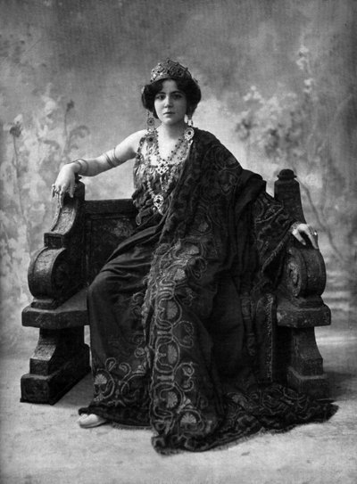 Franse sopraan Suzanne Brohly als Clytemnestre in opera "Iphigenie en Aulide", Parijs, foto door Henri Manuel uit Franse krant "Le Theatre" april 1908 door Henri Manuel
