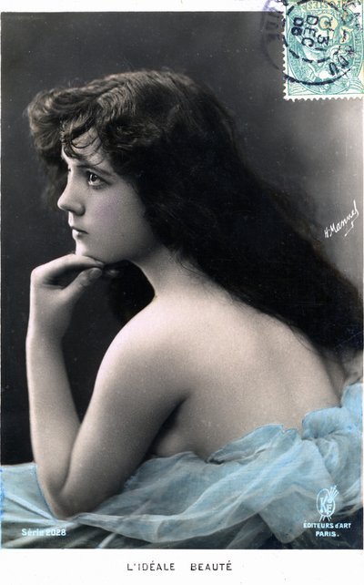 Het schoonheidsideaal: jonge vrouw met lang haar (waarschijnlijk de danseres Véréna van de Folies Bergère) door Henri Manuel