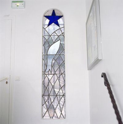 Glas-in-loodraam met een vis gevangen in een net onder de Ster des Heils, vanaf de trap naar de Rozenkranskapel door Henri Matisse