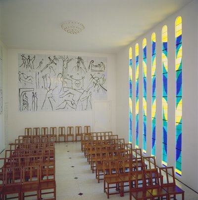 Zicht op het schip, het glas-in-lood zijraam en de kruiswegstaties in de Rozenkranskapel, Vence door Henri Matisse