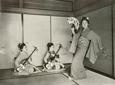Een Geisha Dansend, 1910 door Herbert Ponting