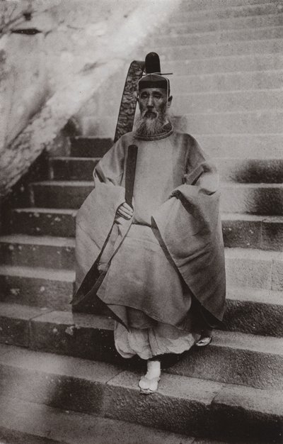 Een Shinto-priester (zwart-wit foto) door Herbert Ponting