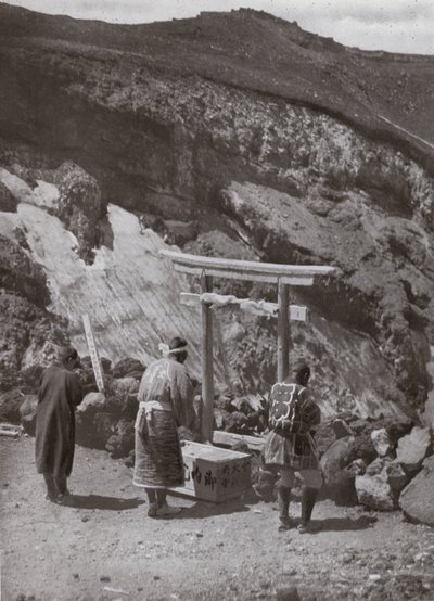 Een heiligdom aan de rand van de krater (zwart-wit foto) door Herbert Ponting