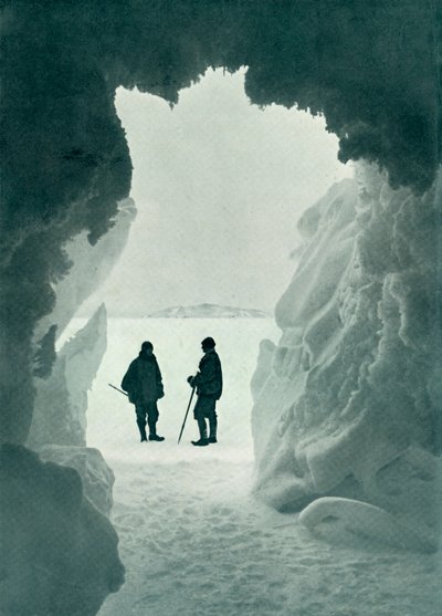 Een ijsgrot - Tent Island in de verte Kapitein Scott en Wright, c1911 door Herbert Ponting