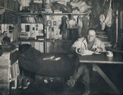 Kapitein Scott Schrijft Zijn Dagboek in de Hut bij Cape Evans, ca. 1911, 1914 door Herbert Ponting