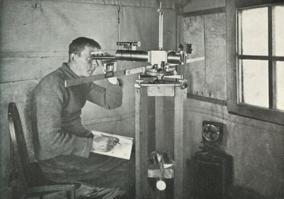 Dr. Simpson bij de Unifilaire Magnetometer, 1911, 1913 door Herbert Ponting