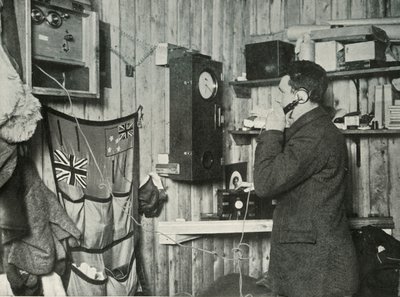 Dr. Simpson in de hut aan de andere kant van de telefoon die de observatie timet, ca. 1911, 1913 door Herbert Ponting