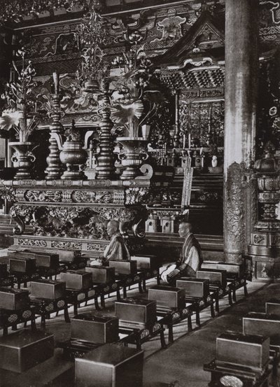 Interieur van een boeddhistische tempel (zwart-wit foto) door Herbert Ponting