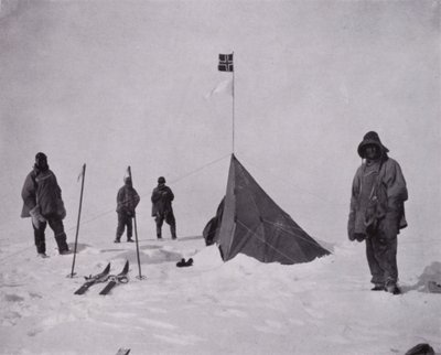 Het was een zwarte vlag, de Noorse vlag. Amundsen was als eerste op de pool door Herbert Ponting