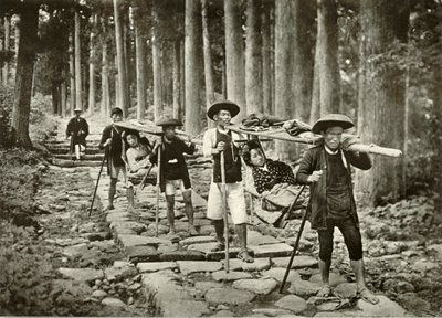 Japanse Dames Gaan naar de Heiligdommen, Nikko, 1910 door Herbert Ponting