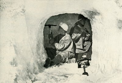 Luitenant Evans en Nelson graven een grot voor koude opslag, 12 januari 1911 door Herbert Ponting