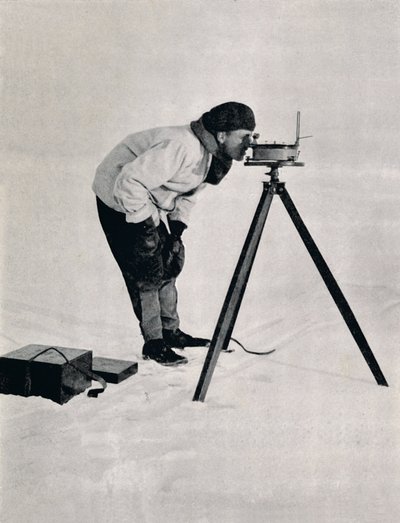 Luitenant Pennell met een prismatisch kompas, december 1910, 1913 door Herbert Ponting