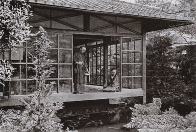 Namikawa San voedt Zijn Karpers door Herbert Ponting