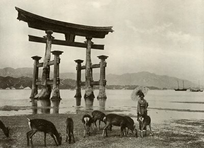 De Oude Torii in Miyajima, 1910 door Herbert Ponting