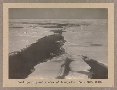 De Terra Nova (1884) vastgehouden in het pakijs door Herbert Ponting