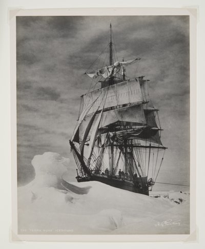 De Terra Nova vastgevroren door Herbert Ponting