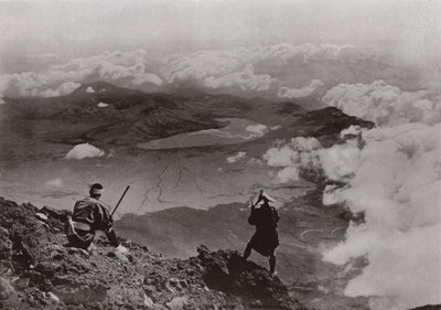 Twee Mijlen boven de Wolken, "Drie-Dagen-Maan" Meer vanaf de Top van Fuji door Herbert Ponting