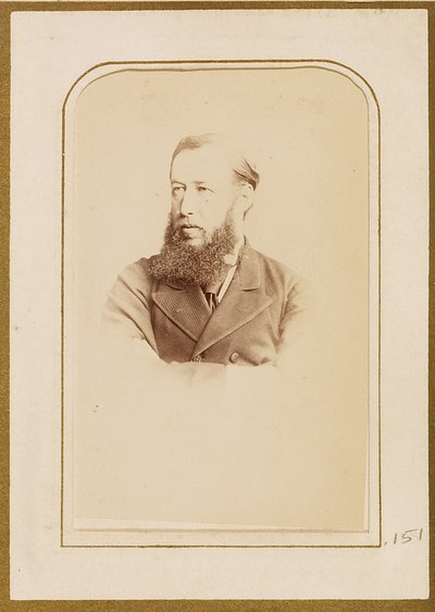 [Portret van een man]. door Hills and Saunders