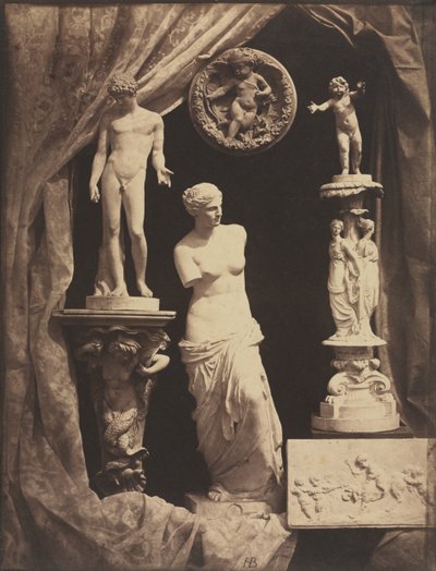 Stilleven met Beeldhouwwerk en Draperie door Hippolyte Bayard