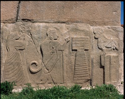 Uitzicht op de basis van reliëfs van de Poort van de Sfinx door Hittite Hittite