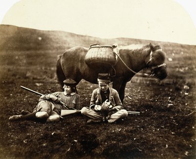 Charlie en Peel Ross met paard na een jacht, ca. 1856-1859 door Horatio Ross
