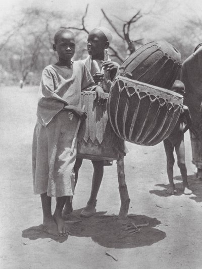 Afrika: Aulad Hamid drums door Hugo Adolf Bernatzik