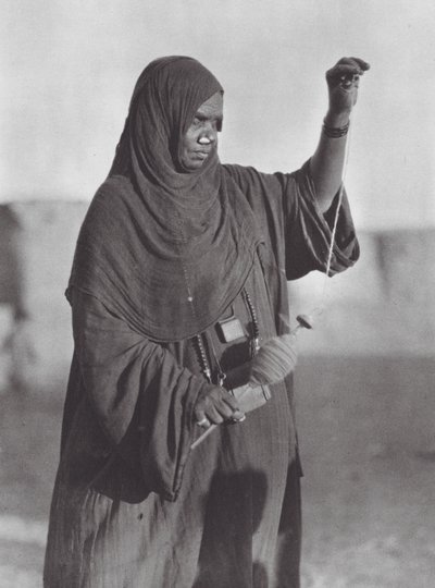Afrika: Bisharin vrouw aan het spinnen, Nubische woestijn door Hugo Adolf Bernatzik