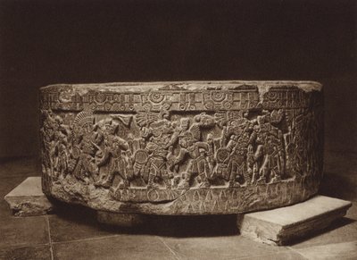 Mexico: offeraltaar van koning Tizoc, Nationaal Museum (z/w foto) door Hugo Brehme