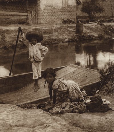 Mexico: Ixtacalco, Indianenkinderen wassen kleren, D F (z/w foto) door Hugo Brehme