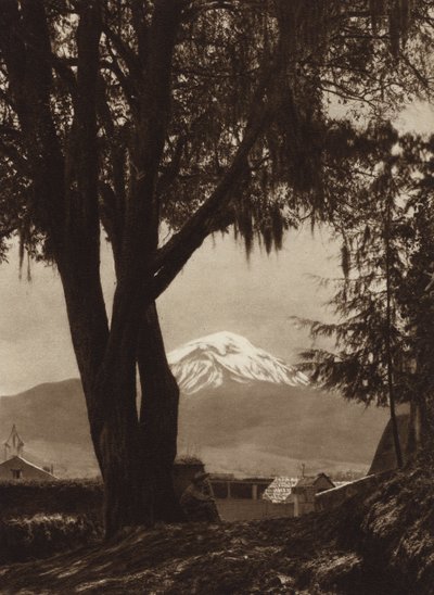 Mexico: Popocatepetl, gezien vanaf Amecameca (zwart-wit foto) door Hugo Brehme