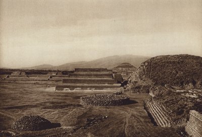 Mexico: San Juan Teotihuacan, Uitzicht op de terrassen van de Citadel (z/w foto) door Hugo Brehme