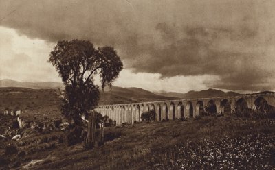 Mexico: Oude Spaanse waterleiding van Los Remedios (z/w foto) door Hugo Brehme