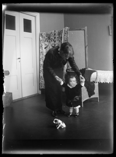 Anni en Uhra Simberg in hun atelierwoning op Siltasaarenkatu door Hugo Simberg