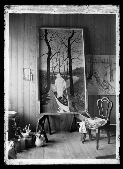 In het atelier, Op schragen het fresco De levensstroom door Hugo Simberg