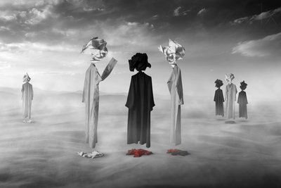 Surrealistische woestijnfiguren door Hussain Buhligaha