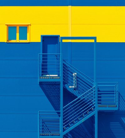 Opvallende blauw-gele gevel door Igor Bakotic
