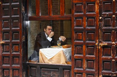 Raam van het ‘Pensive Man Café’ door Igor Shrayer